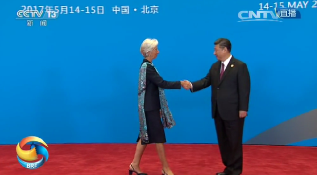 习近平与国际货币基金组织总裁握手。
