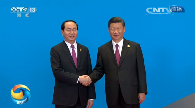 习近平与越南国家主席陈大光握手。