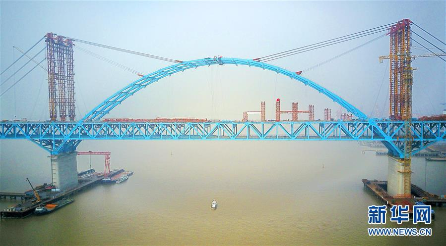 #（经济）（3）世界最大跨度公铁两用钢拱桥主拱合龙
