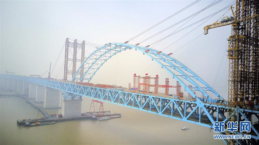 #（经济）（4）世界最大跨度公铁两用钢拱桥主拱合龙
