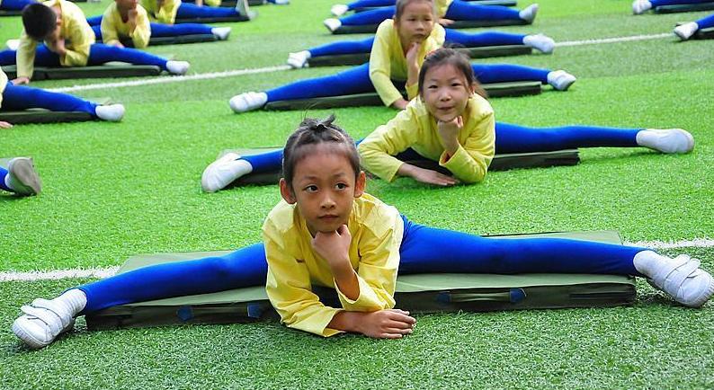 广州一小学700人做体操 全部学生都会"一字马"