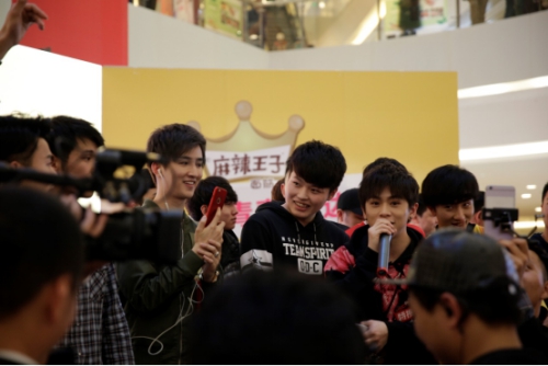 2019快乐男声经济人_张杰助阵快男成都唱区 献 微笑 为玉树祈福(2)