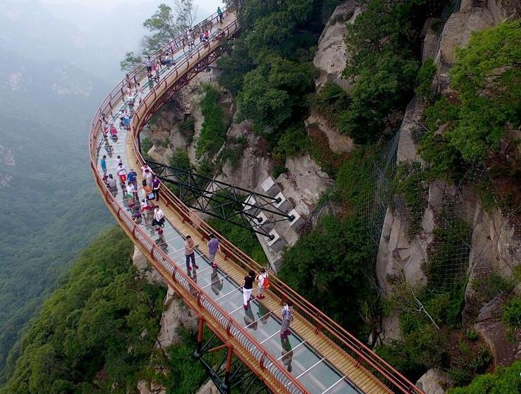 陕西少华山:悬空玻璃栈道引游人
