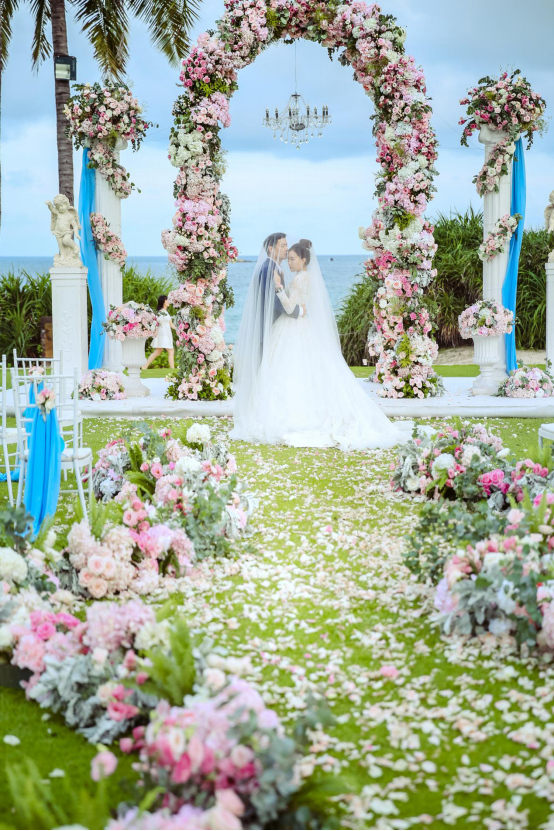 在中国离海最近的草坪，SeSe婚礼王国为她实现“女王嫁到”