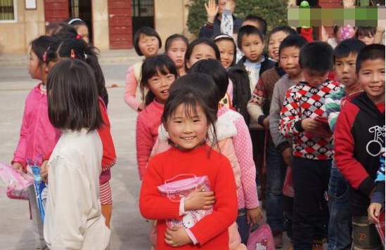 妈妈网公益行,新年派送走进山区小学