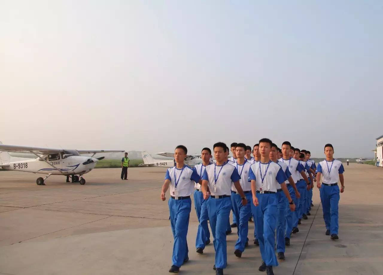 飞翔吧,少年!空军首次组织青少年航空学校学生