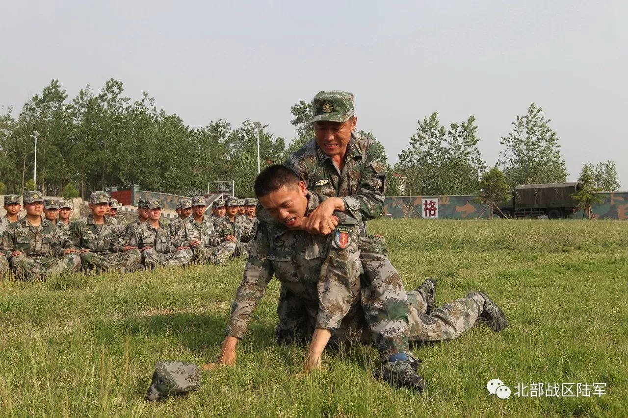 捕俘训练中,武政委为战士示范