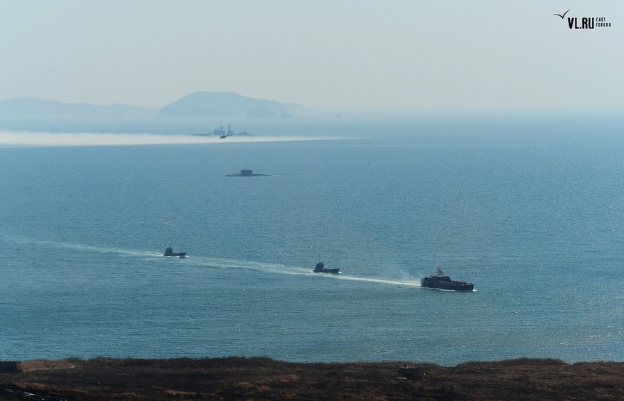 俄东部军区海陆空三军举行两栖登陆演习