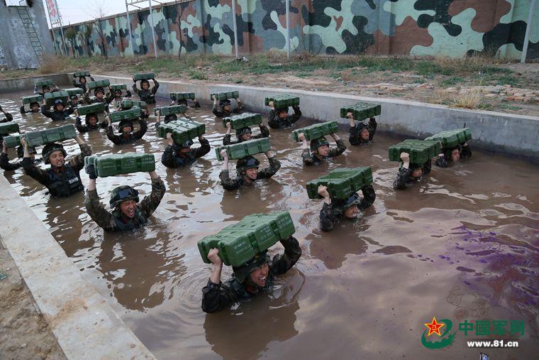 任务需要,营造复杂的实战环境,苦练官兵过硬的军事技能和心理素质