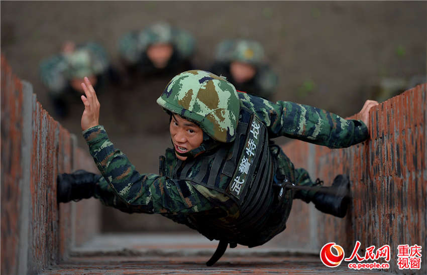 穿越火障 丛林演练 重庆特种兵密林深山春训忙