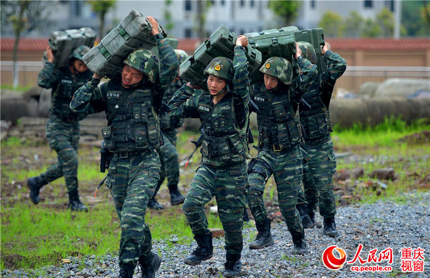 4月14日,武警重庆总队七支队特战队员在进行极限体能训练.