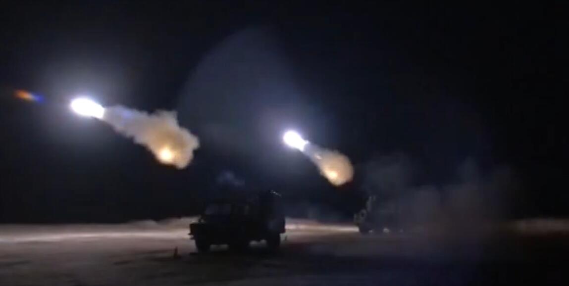 朱日和基地蓝军旅赴渤海湾射击 首发命中敌