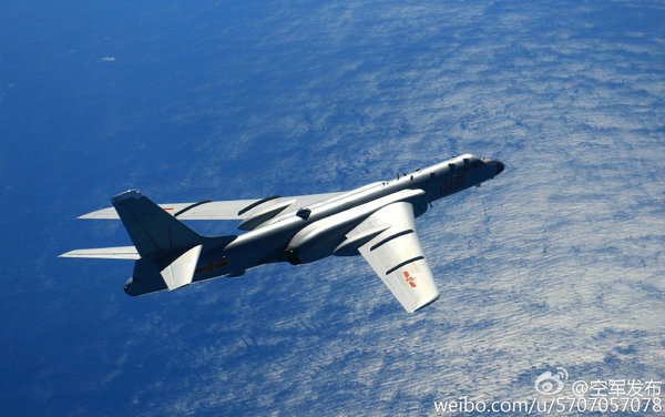 空军发布轰6k飞过黄岩岛画面 战斗巡航将常态化