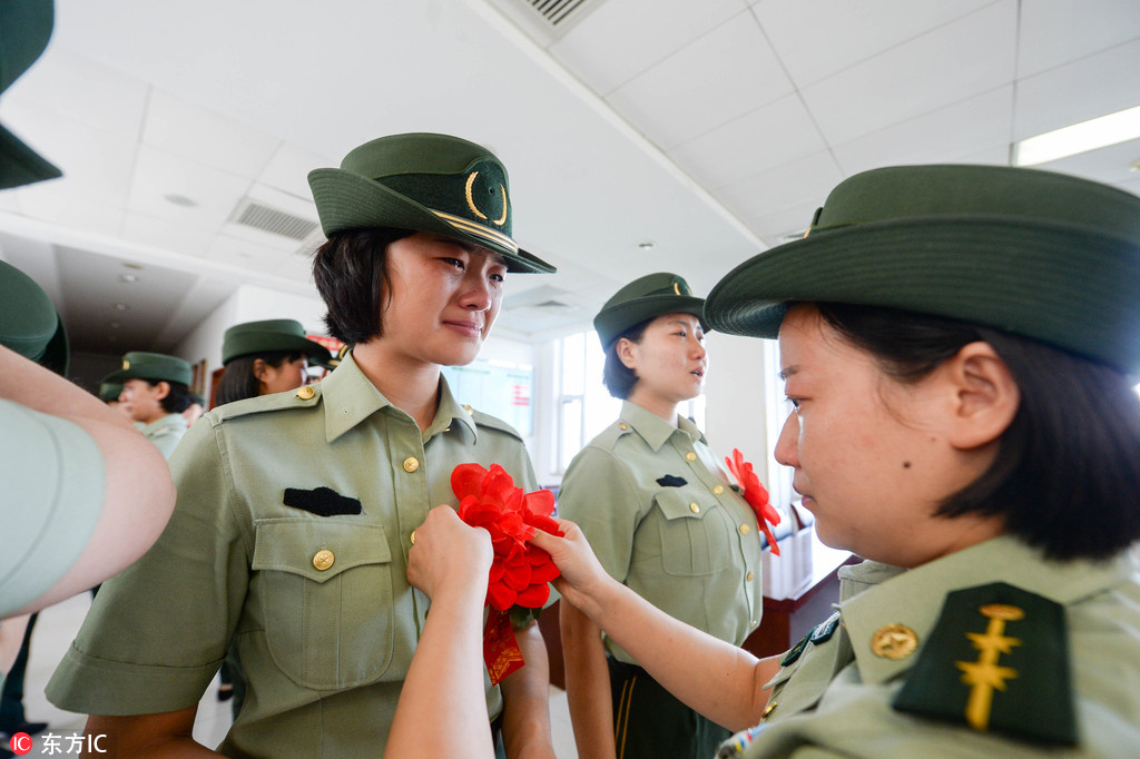 武警北京女兵退役难掩泪水 再见了我的军营