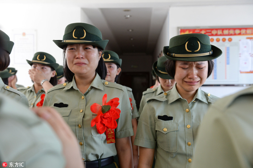 武警北京女兵退役难掩泪水 再见了我的军营