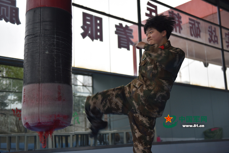 看赣鄱大地的武警女兵如何苦练擒拿格斗匕首操--中青在线