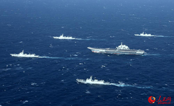 中国海军航母编队在海上航行。摄影：莫小亮