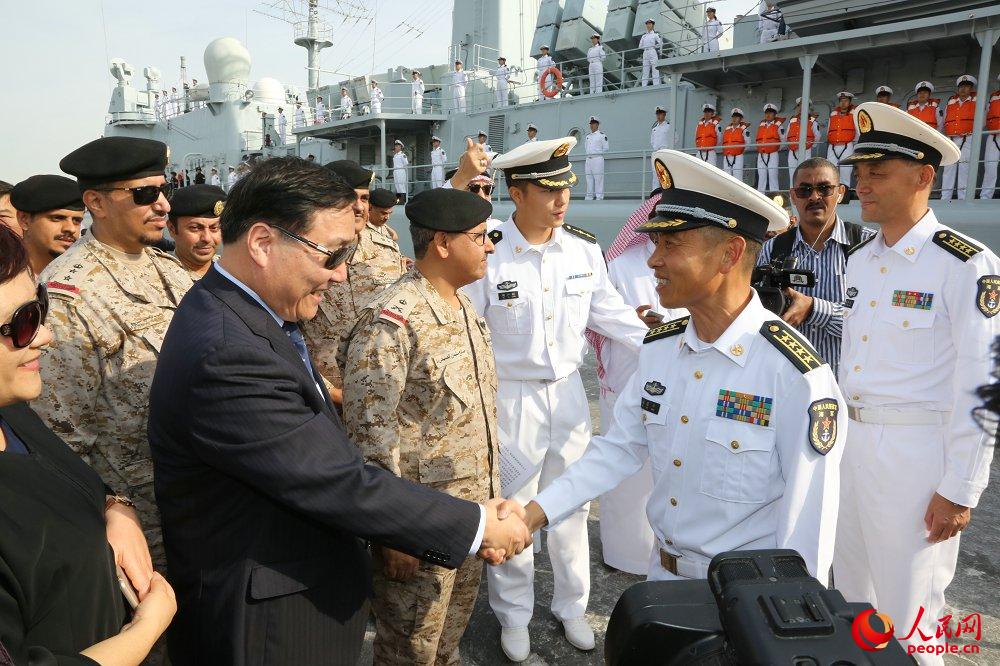 中国驻沙特大使李华新与编队领导亲切握手。王长松摄影