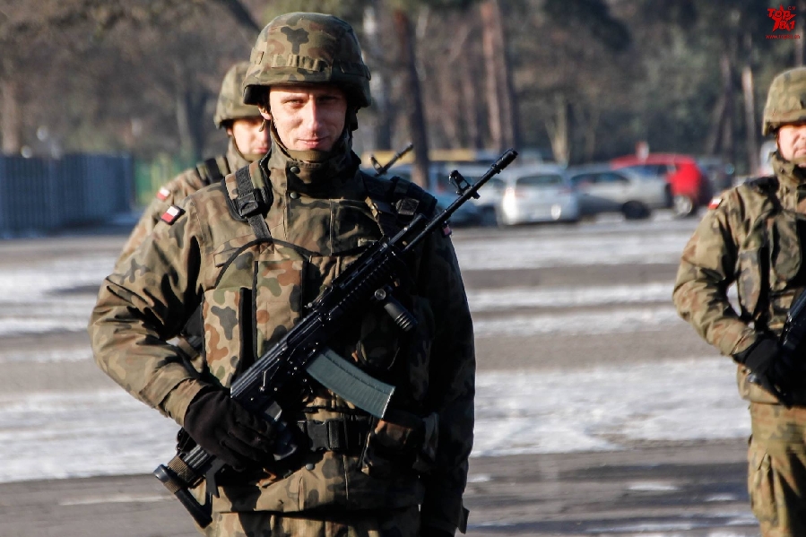 2017年2月,参加演习之前的波兰陆军第10骑兵旅坦克营的士兵整队