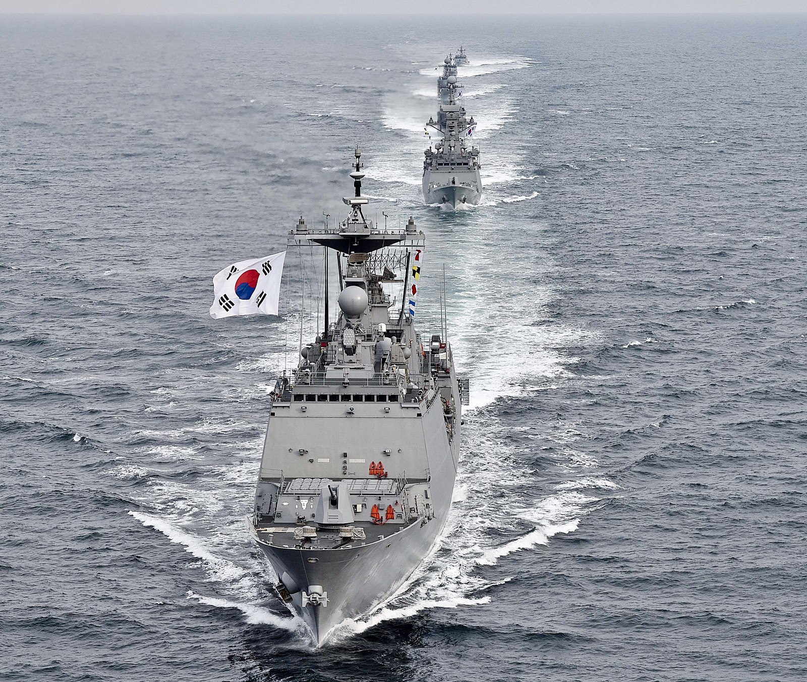 韩国海军演习军舰编队气势汹汹--中青在线