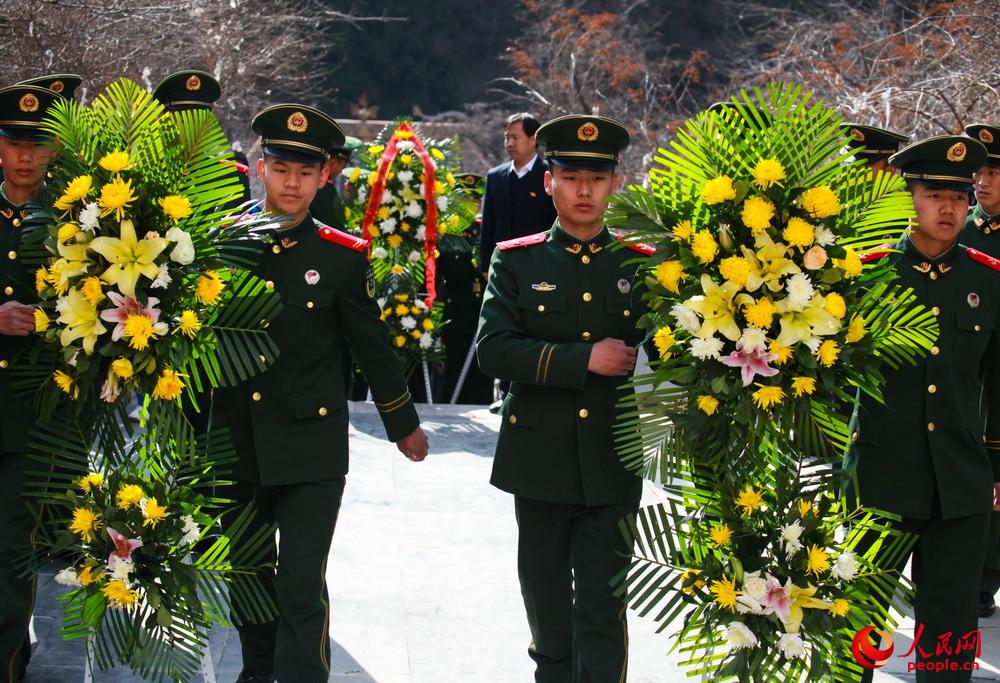 3月31日上午，武警甘肃省森林总队兰州大队官兵来到兴隆山烈士陵园开展祭奠活动。