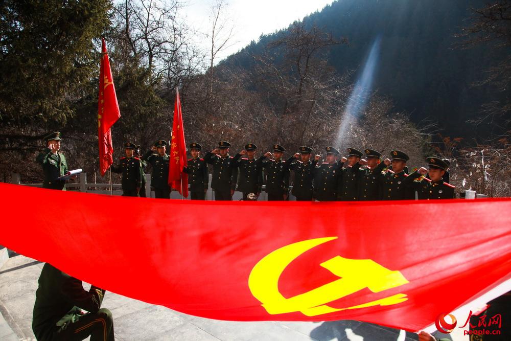 3月31日上午，武警甘肃省森林总队兰州大队官兵来到兴隆山烈士陵园开展祭奠活动。