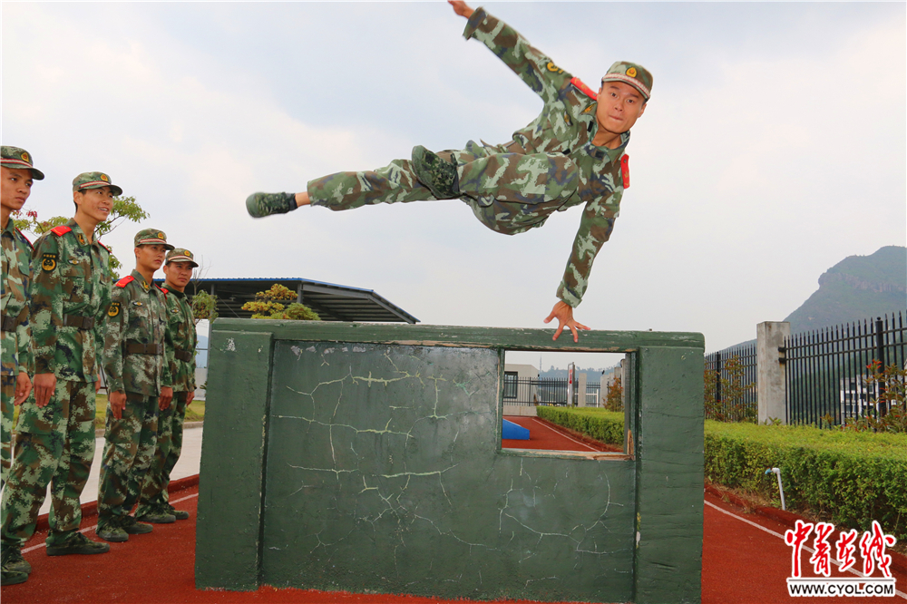 武警浙江总队官兵正在组织四百米障碍训练.