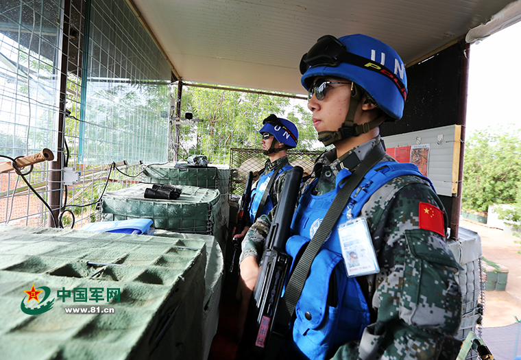 中国第5批赴马里维和警卫分队哨兵在哨位执勤.记者  张晓祺 摄