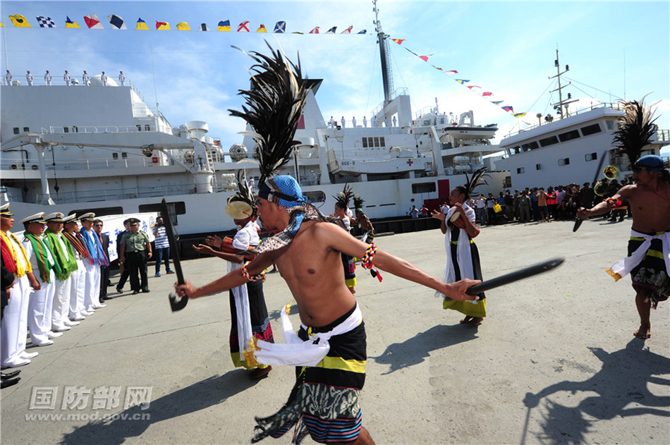 12月14日，在东帝汶帝力港码头，东帝汶民众身穿传统服饰，载歌载舞热烈欢迎中国海军和平方舟医院船首次到访。江山 摄