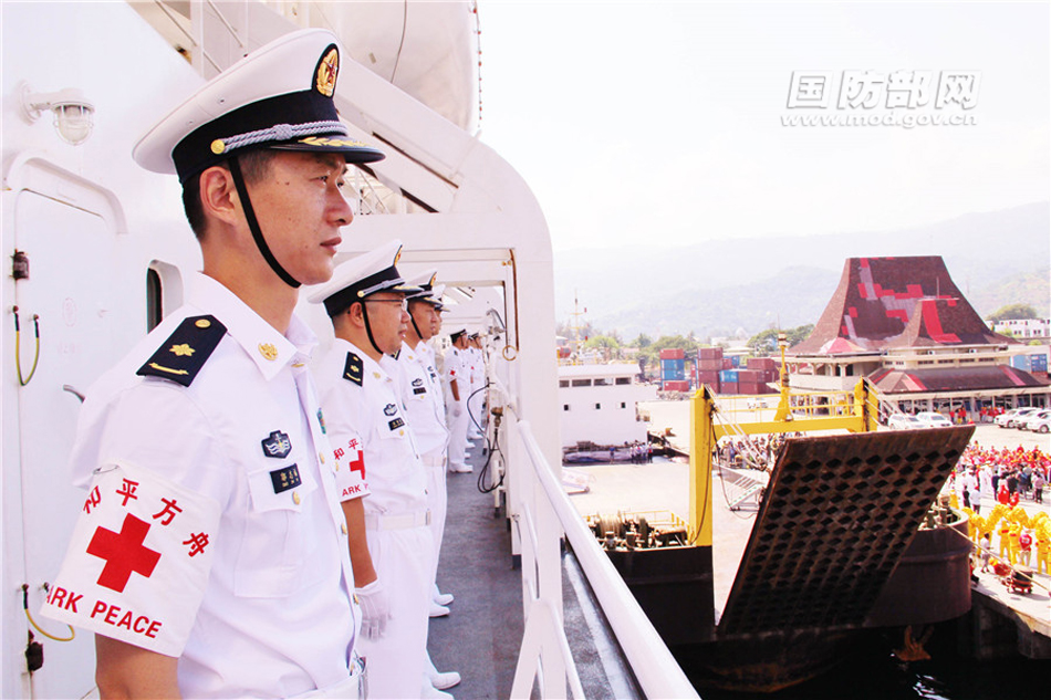 12月14日，中国海军和平方舟抵达东帝汶帝力港时，医护人员在甲板列队站坡。韩英男 摄