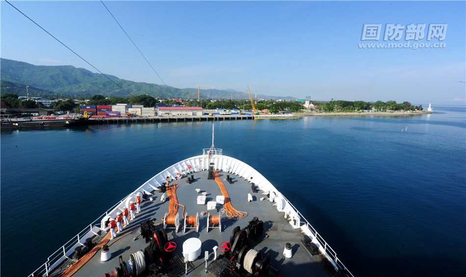 12月14日，中国海军和平方舟医院船缓缓驶进东帝汶帝力港。江山 摄