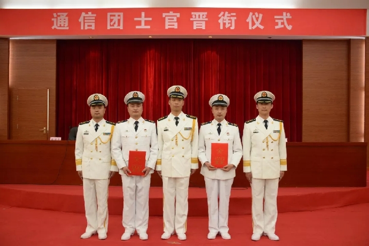东海舰队举行高级士官晋升军衔仪式