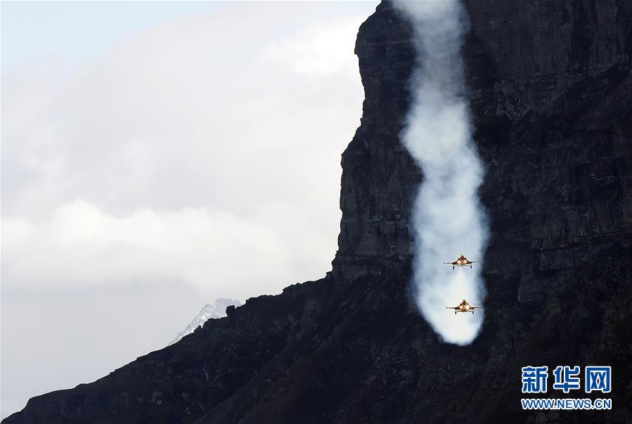 （国际）（2）瑞士空军在阿尔卑斯山区进行训练表演