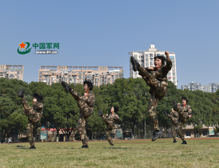 看赣鄱大地的武警女兵如何苦练擒拿格斗匕首操