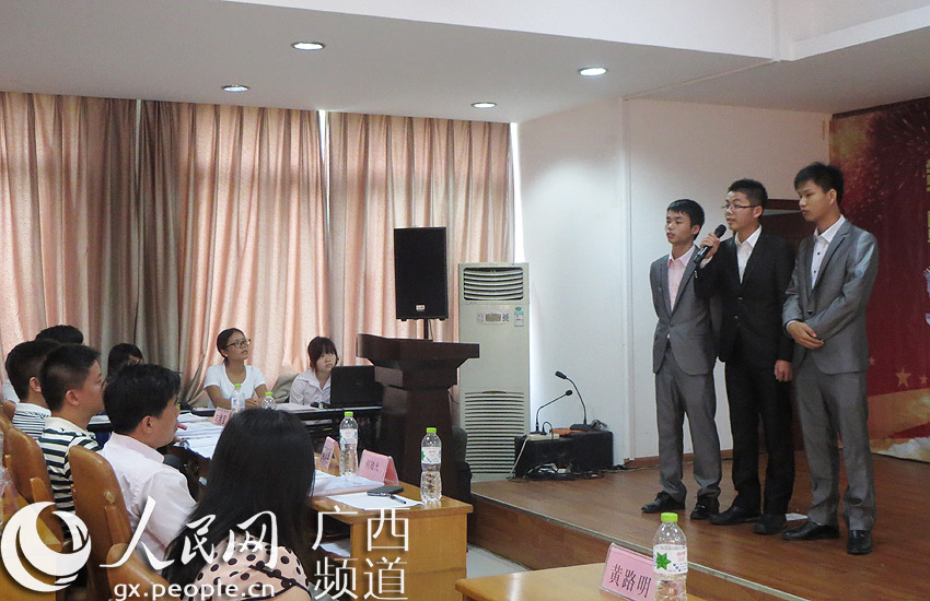 来自桂林电子科技大学的保视康科技创新团队正在回到评委提问