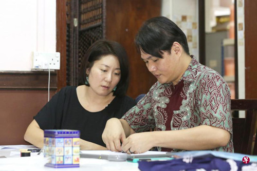 自11年前开班授课至今，黄俊荣（右）已教导超过400名学生，其中以日本人居多。（新加坡《联合早报》/陈斌勤