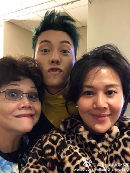 高颜值!陈伟霆和姐姐妈妈做鬼脸 一看就是一家人