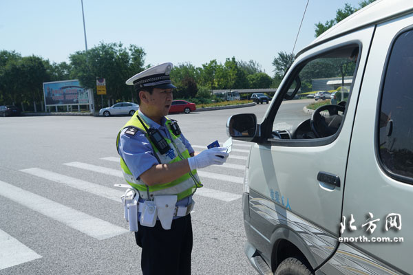 交警在高速公路沿线执勤