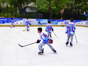 北京将建200所冰雪运动特色校 拟加大经费支持
