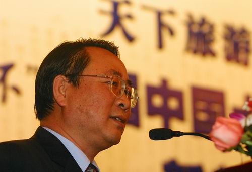 中国旅游协会常务副会长林山在“如意杯”首届中国十大当代徐霞客评选活动启动仪式上介绍国内外旅游市场情况。