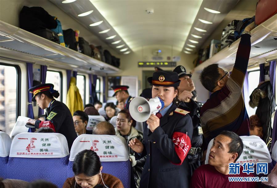 乌鲁木齐客运段北京队三组的乘务员在z70次列车车厢内服务旅客(2月6