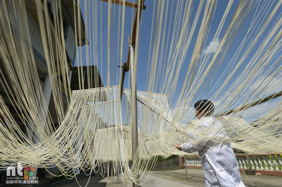 镜头带你走进贵州绥阳空心面晾晒现场 Q劲十足