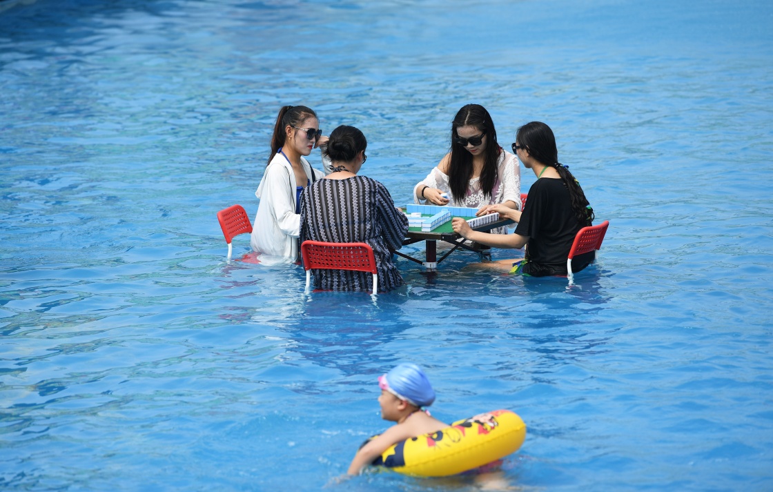 重庆市民为纳凉 在水中打麻将下象棋
