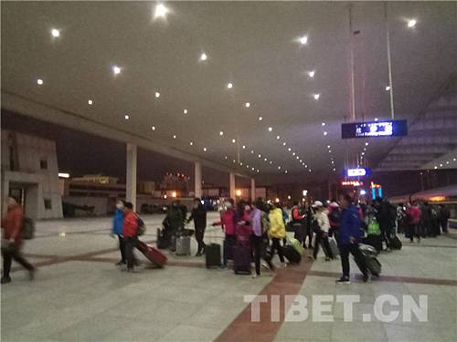 2018冬游西藏林芝桃花节首趟旅游专列抵达拉