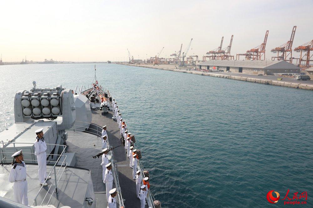 编队哈尔滨舰驶入沙特吉达港。王长松摄影