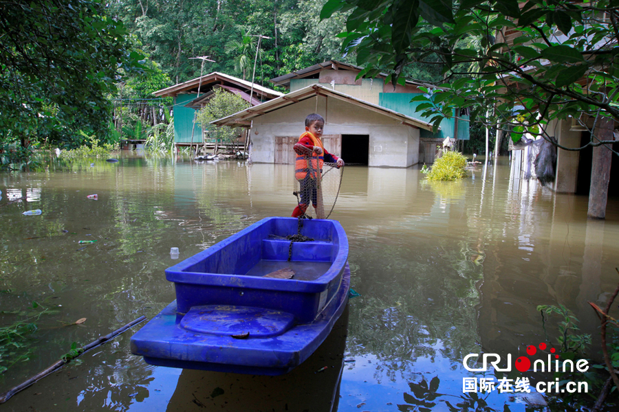 泰国南部洪水灾情严重 民众出行受阻