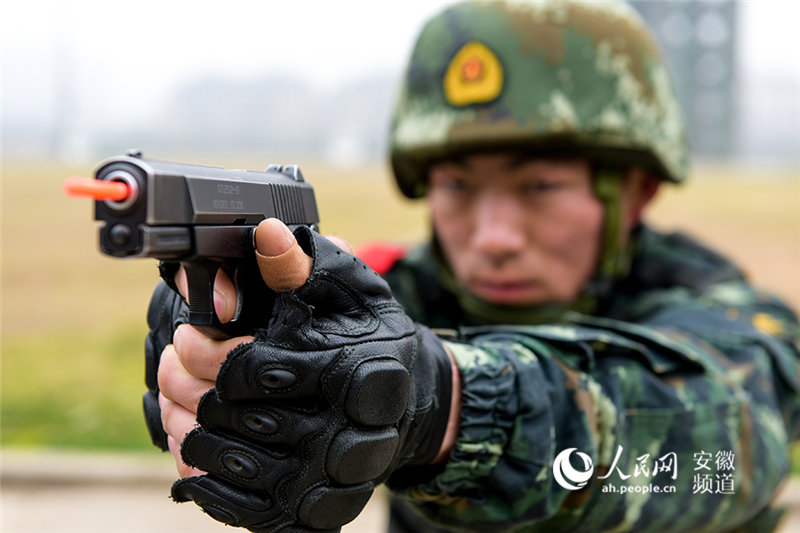 武警安徽总队实战化集训：从拔枪到击发仅需1秒
