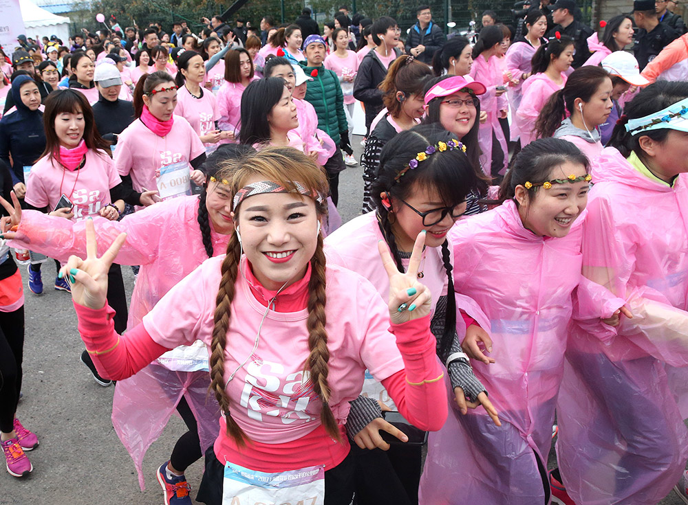 3月12日，参赛者在10公里路跑中。