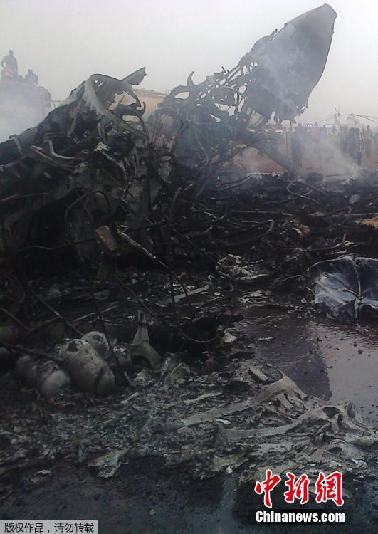 南苏丹一架小型客机着陆时失事 飞机被烧成空壳