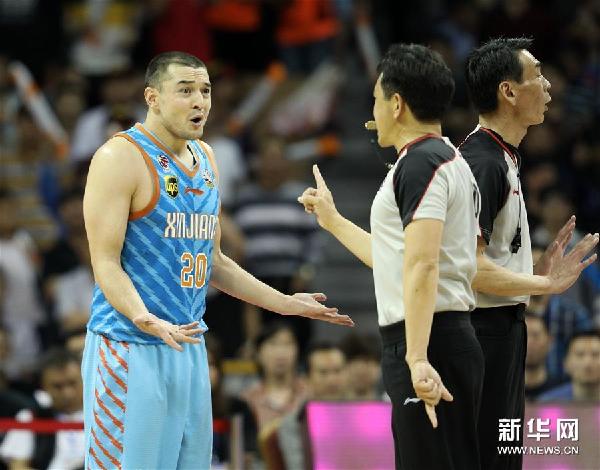 （体育）（15）篮球——CBA总决赛第三场：广东不敌新疆